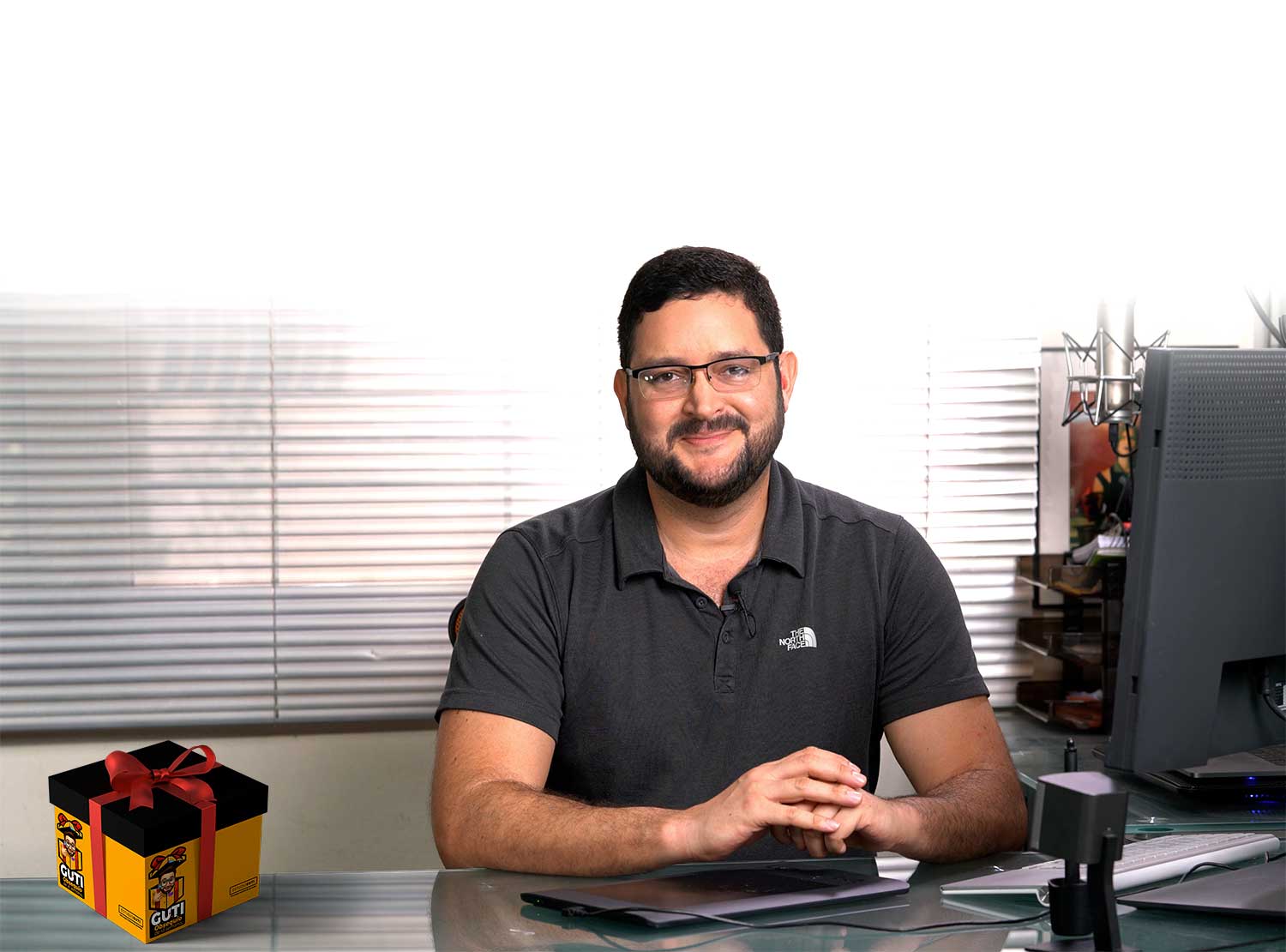 Fundador de Estudio Guti con obsequio, reflejando nuestra comunidad y cercanía